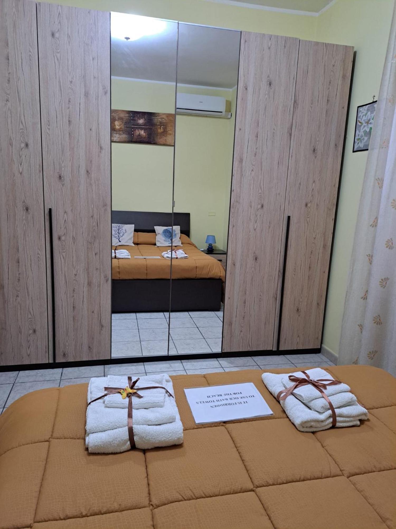 Holidays At The Dock - Airport Apartment *